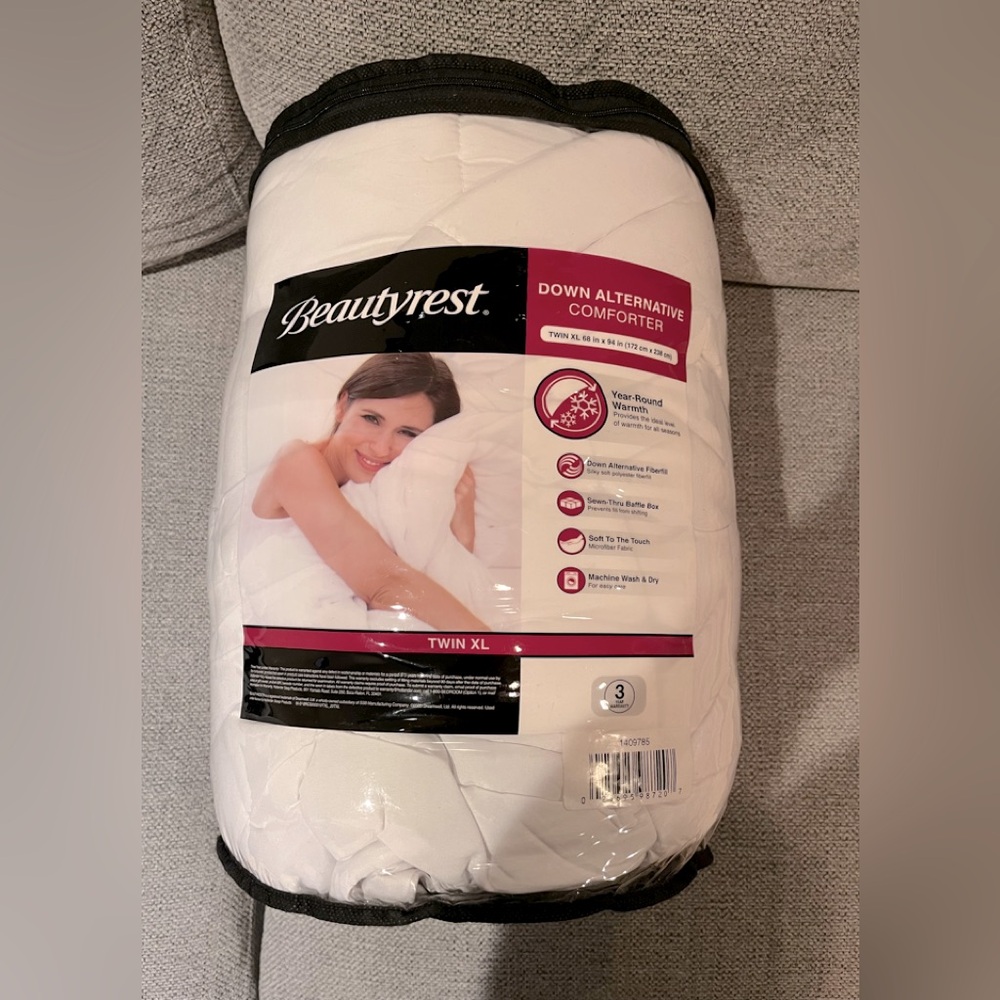 NWT- Beautyrest Down Alternative Comforter Twin XL